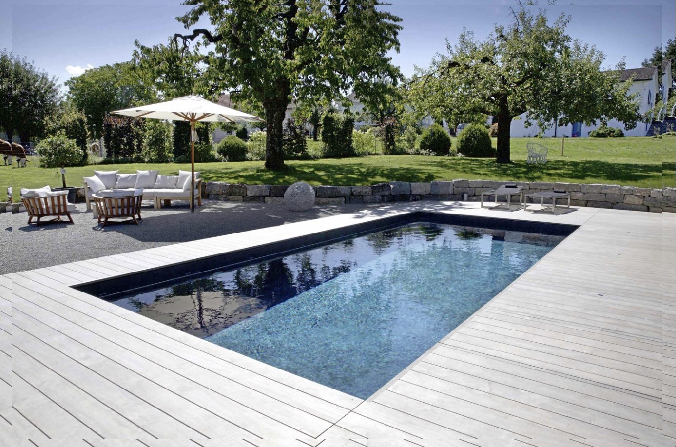 Piscine creusée avec terrasse en bois